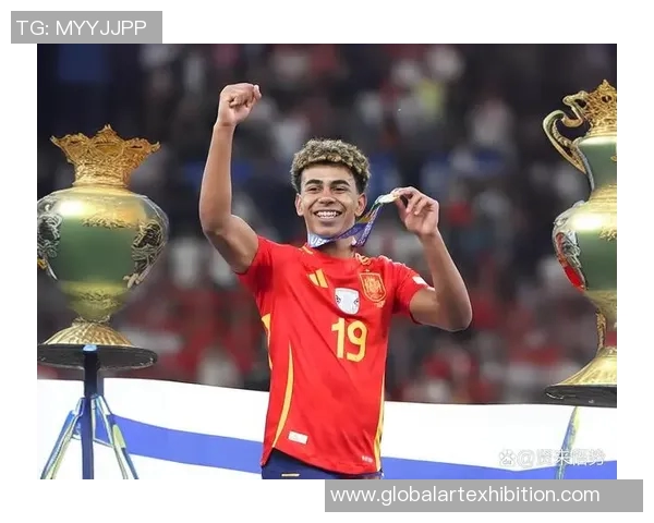 现役足球巨星风采：梅西C罗内马尔姆巴佩等领衔世界足坛新纪元